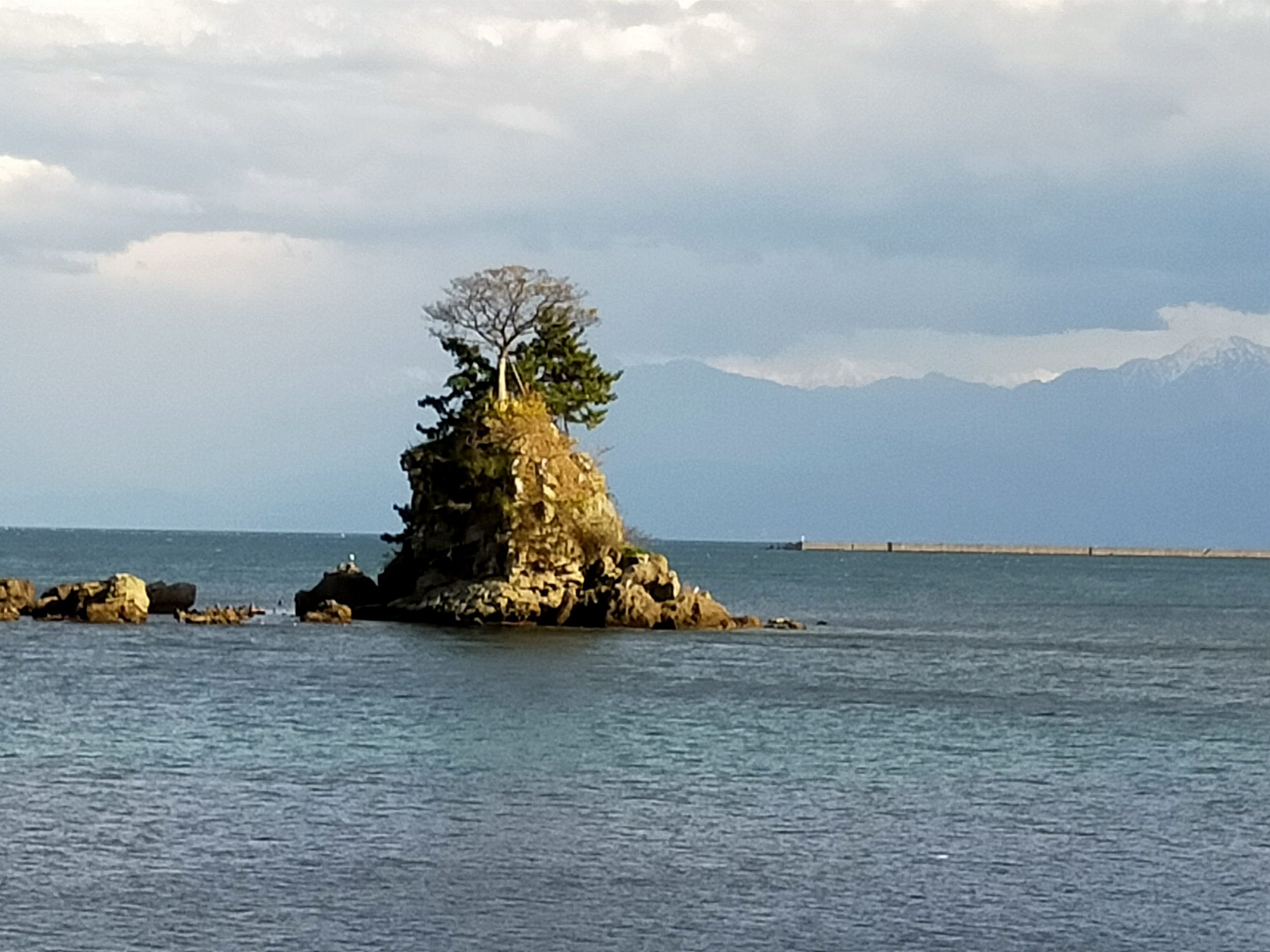 雨晴海岸（あまはらしかいがん）・女岩と遠くに見える立山連峰