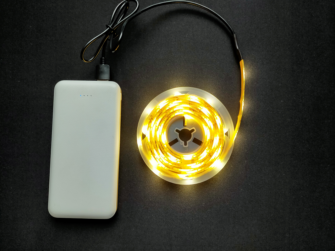 ダイソーで購入したモバイルバッテリーでテープライトを点灯